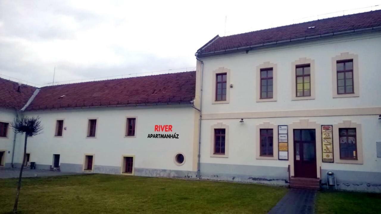 River Apartmanhaz Jászberény Extérieur photo